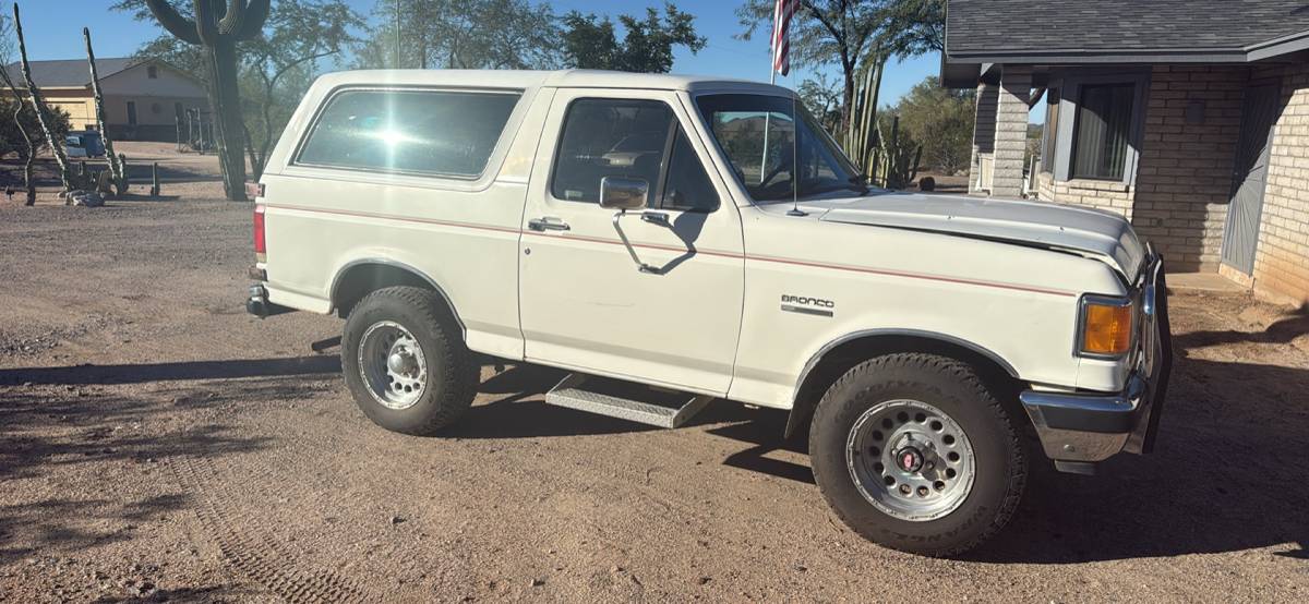Ford-bronco-xlt-1990-white