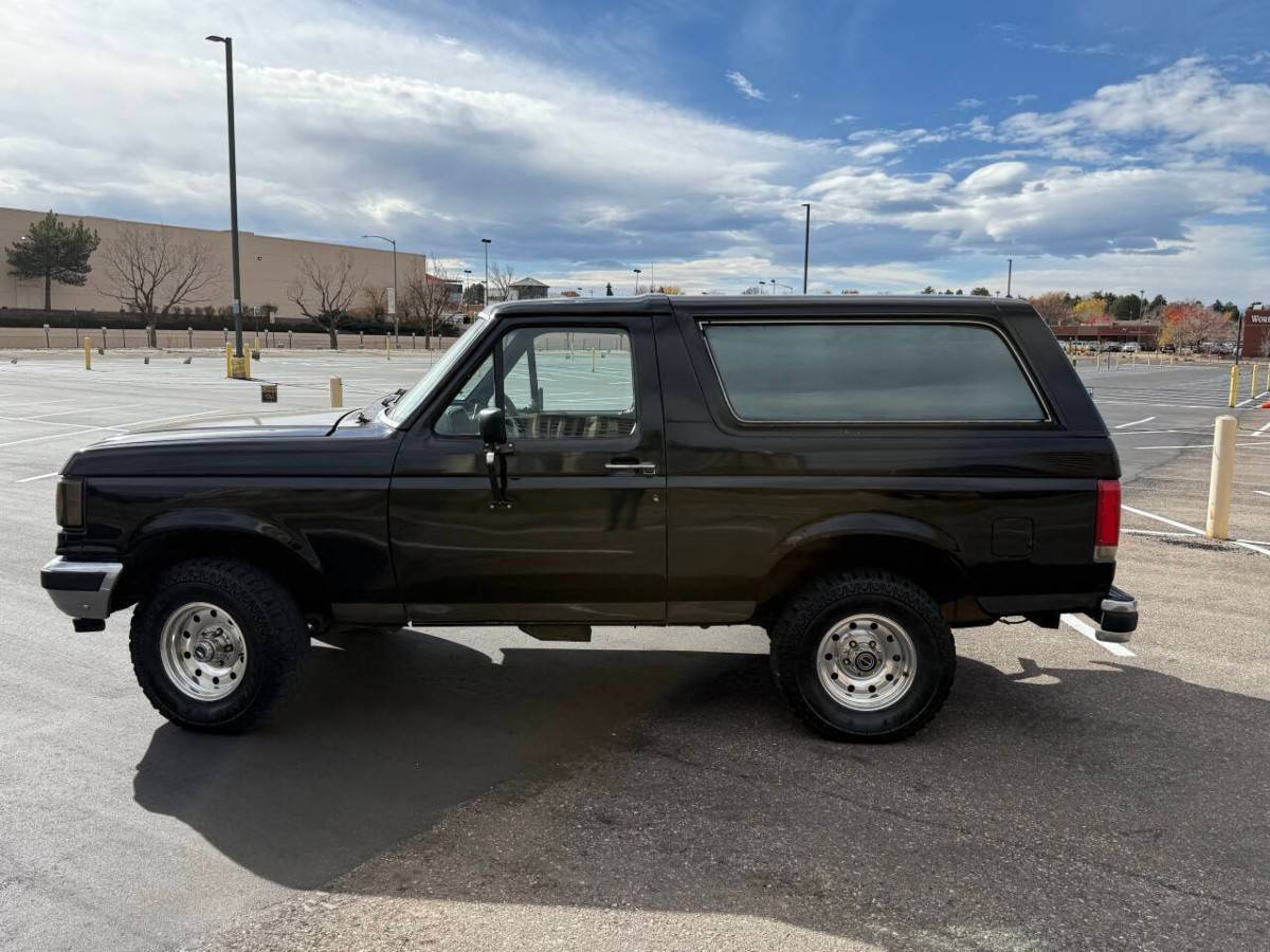 Ford-bronco-xlt-2dr-suv-1990-black-16