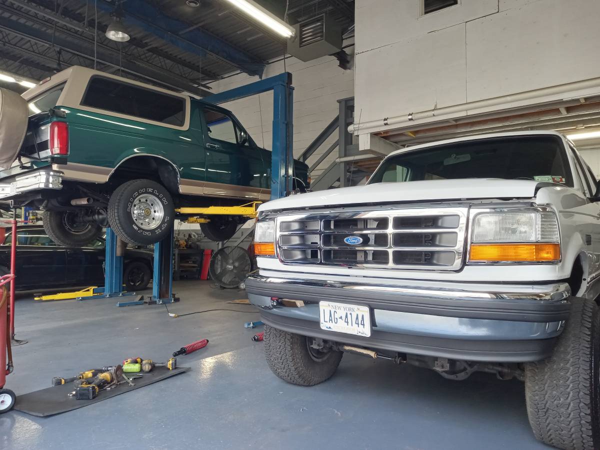 Ford-bronco-xlt-5.0-1992-white-10