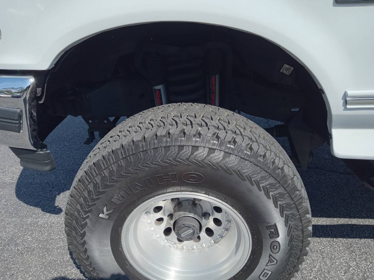 Ford-bronco-xlt-5.0-1992-white-10