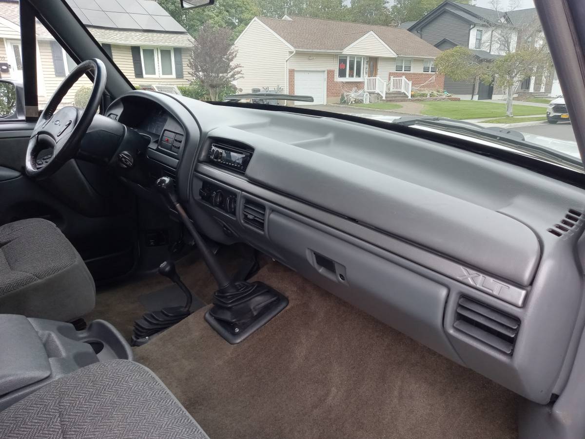 Ford-bronco-xlt-5.0-1992-white-17