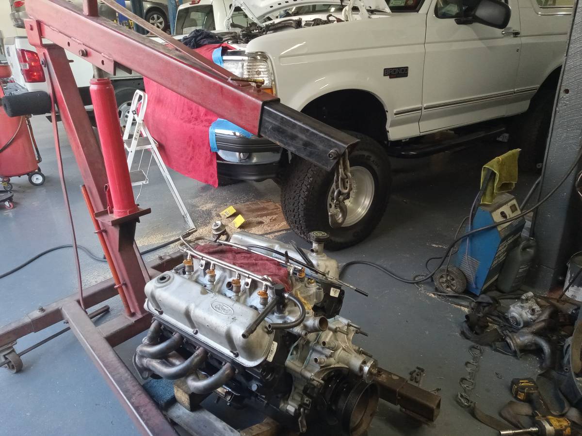 Ford-bronco-xlt-5.0-1992-white-19