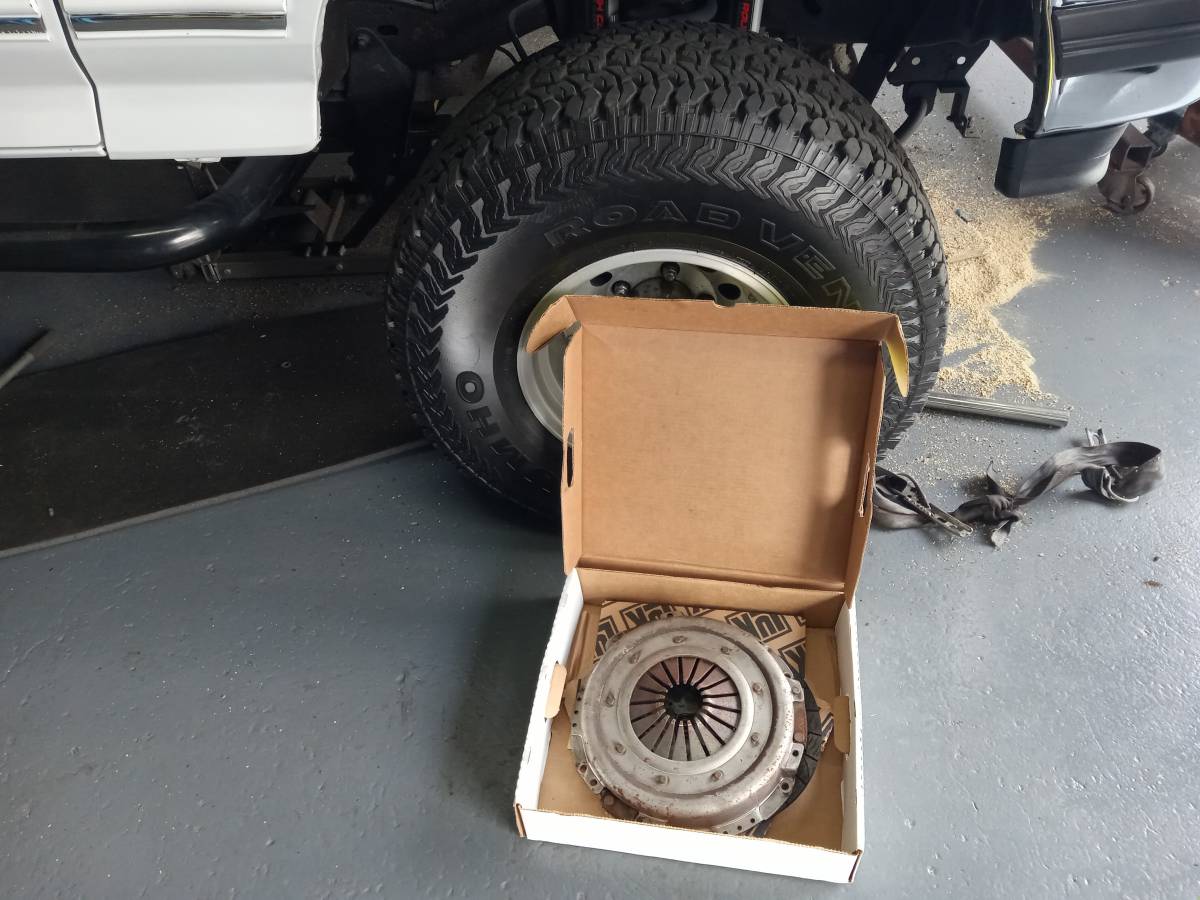 Ford-bronco-xlt-5.0-1992-white-21