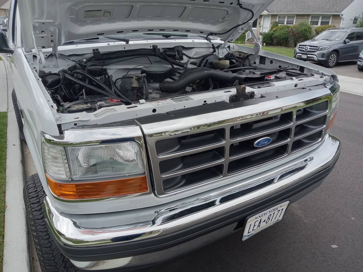 Ford-bronco-xlt-5.0-1992-white-23