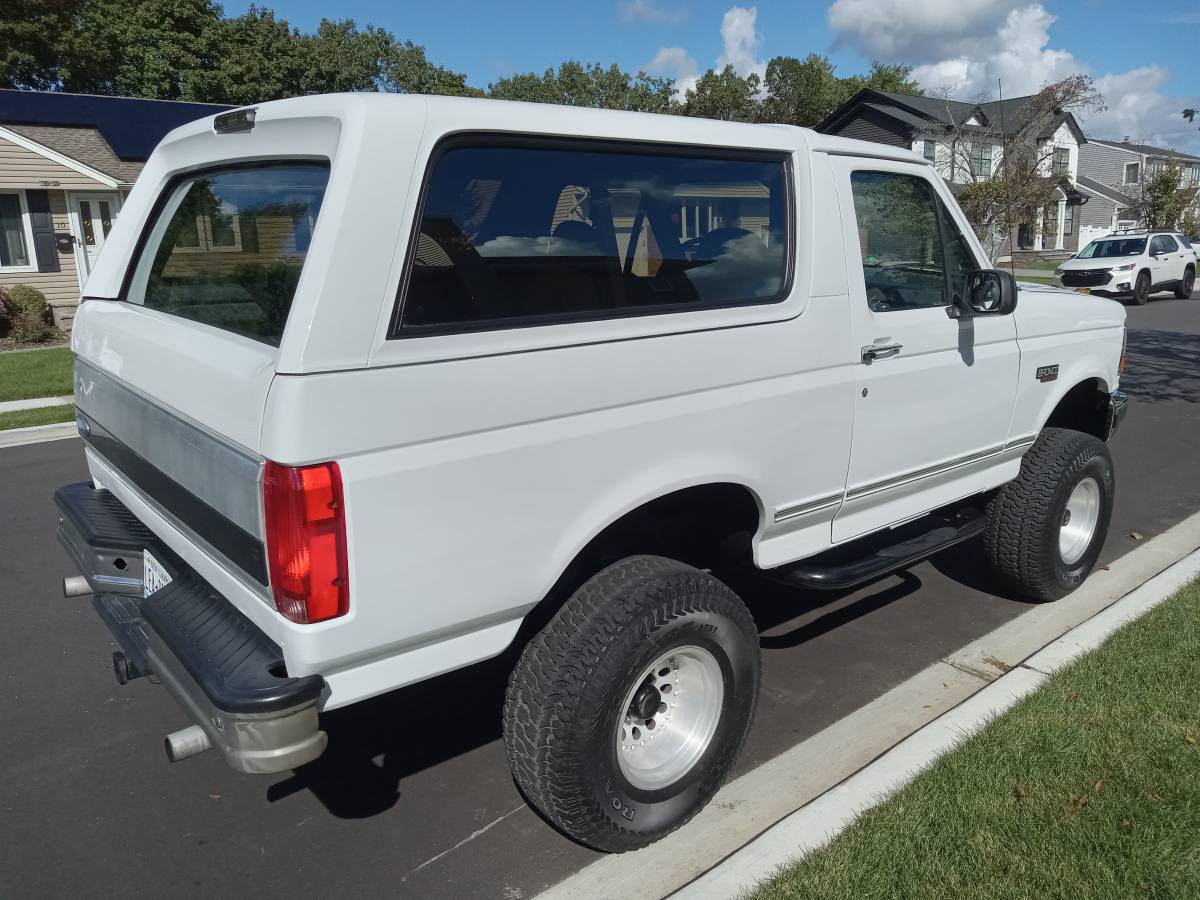 Ford-bronco-xlt-5.0-1992-white-3