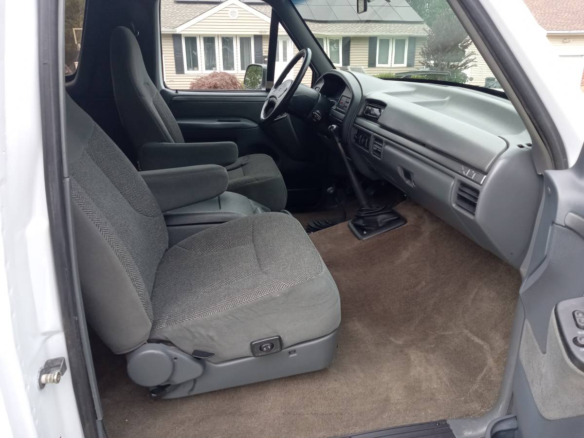 Ford-bronco-xlt-5.0-1992-white-3