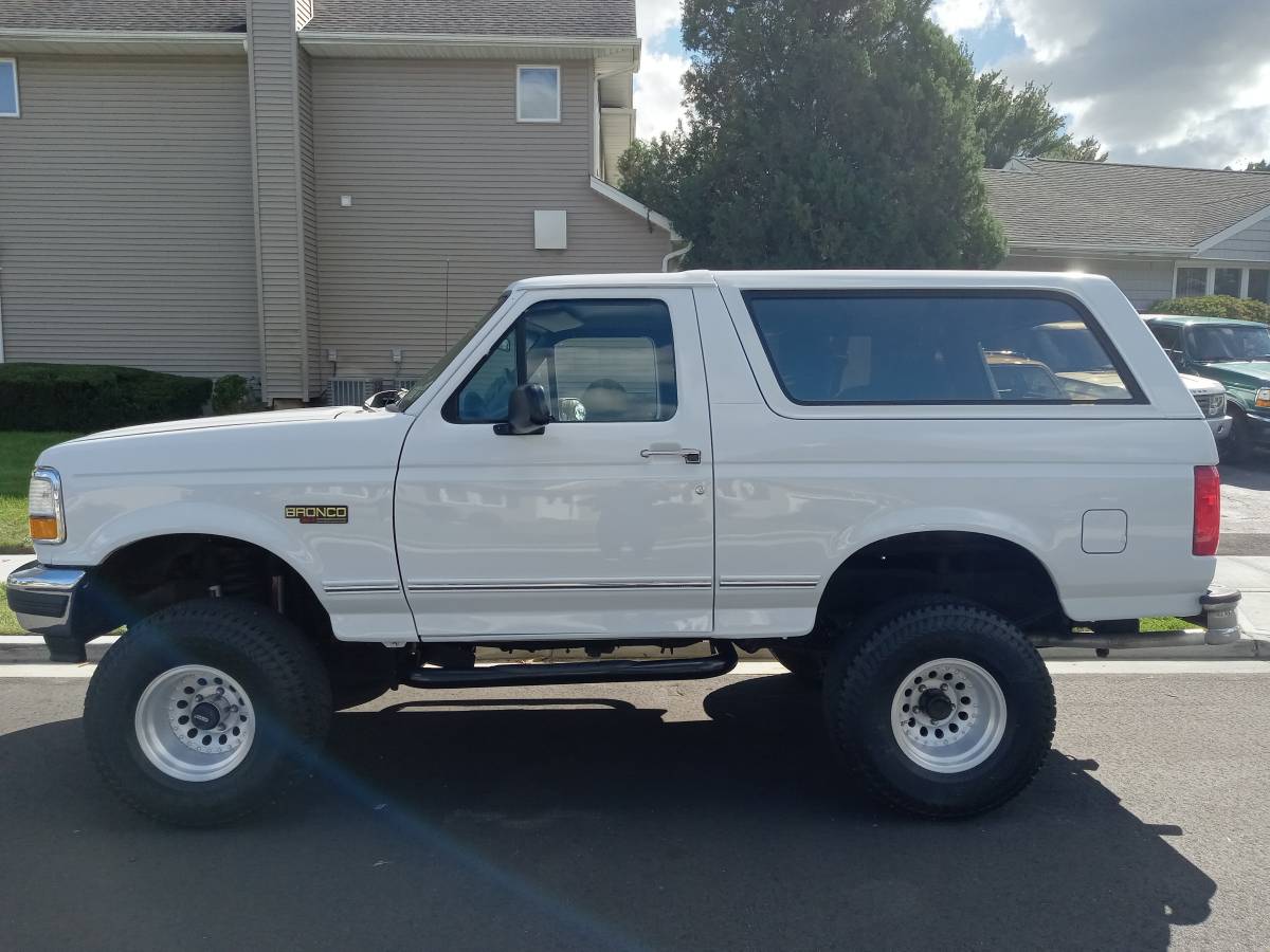 Ford-bronco-xlt-5.0-1992-white-5