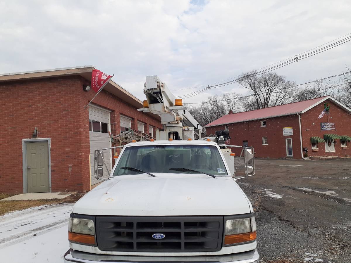Ford-bucket-truck-1995-white-2