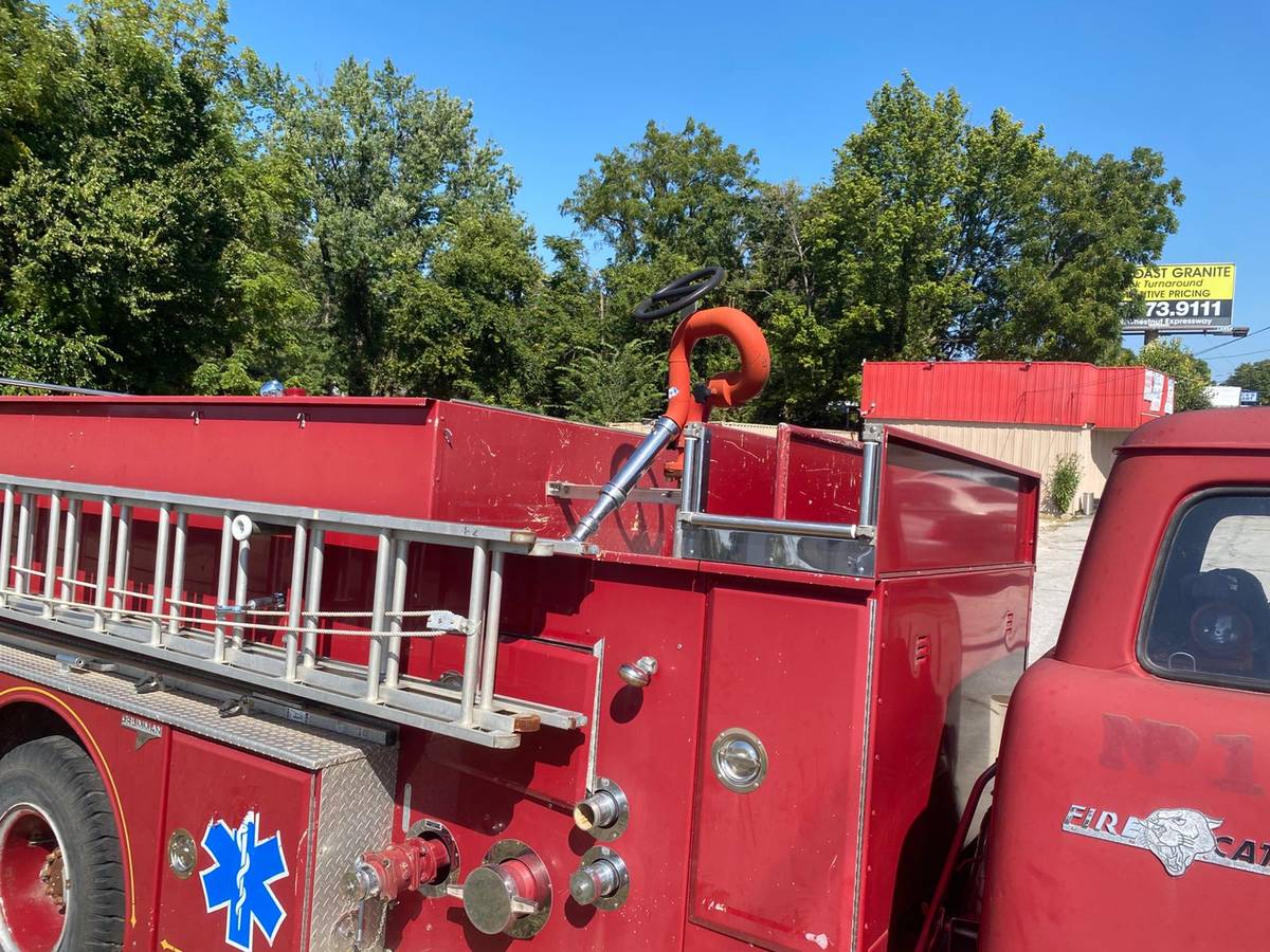 Ford-c-series-1985-red-3