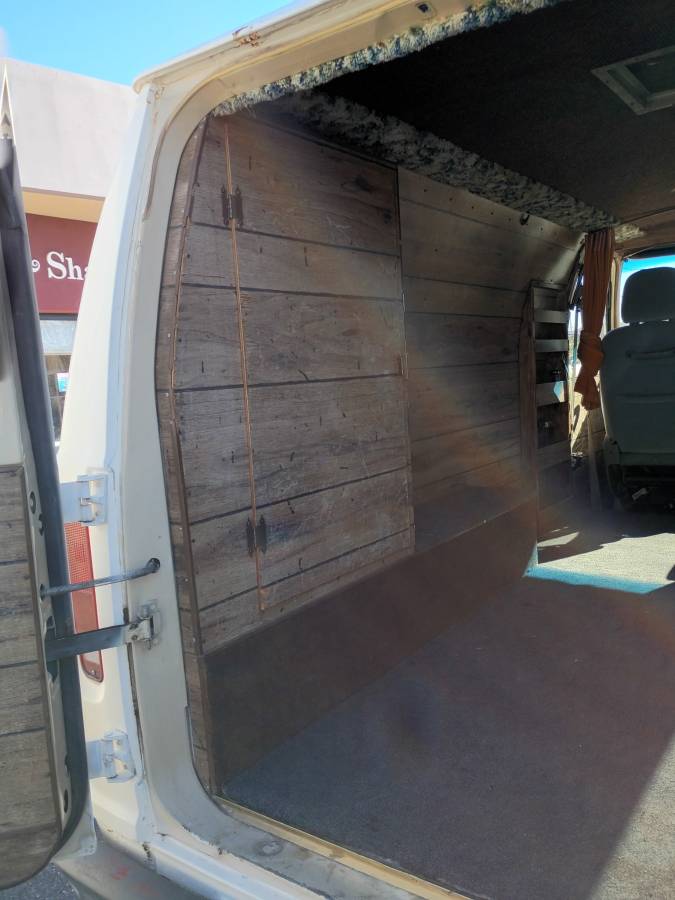 Ford-cargo-van-1975-white-1