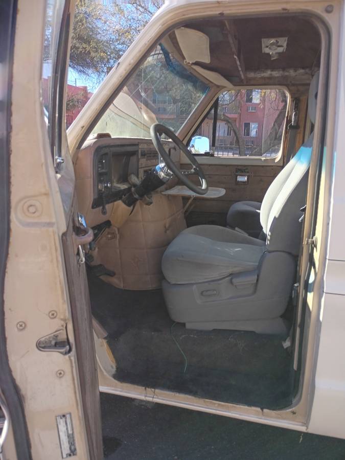 Ford-cargo-van-1975-white-5