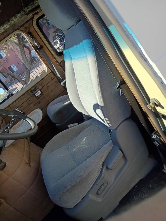 Ford-cargo-van-1975-white-6