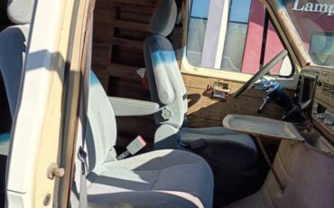 Ford-cargo-van-1975-white-7