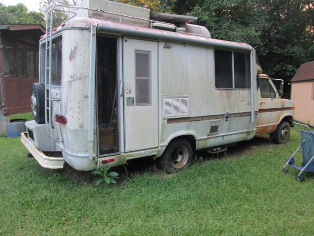 Ford-chateau-camper-special-motorhome-1977-white