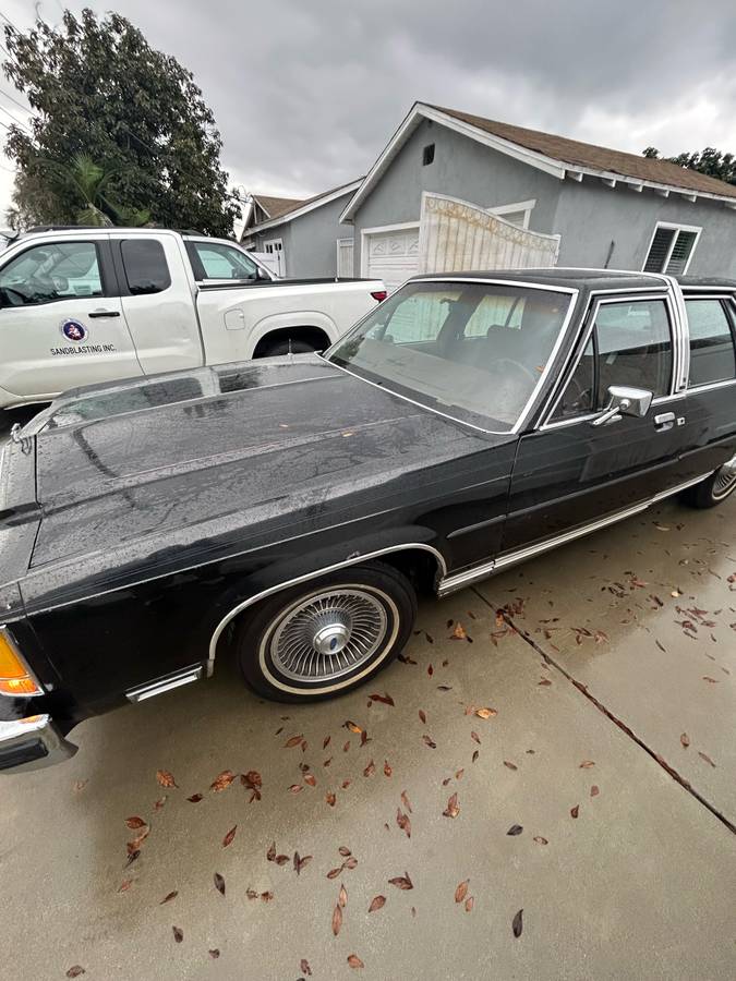 Ford-crown-victoria-1986-black-1