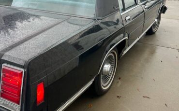 Ford-crown-victoria-1986-black-2