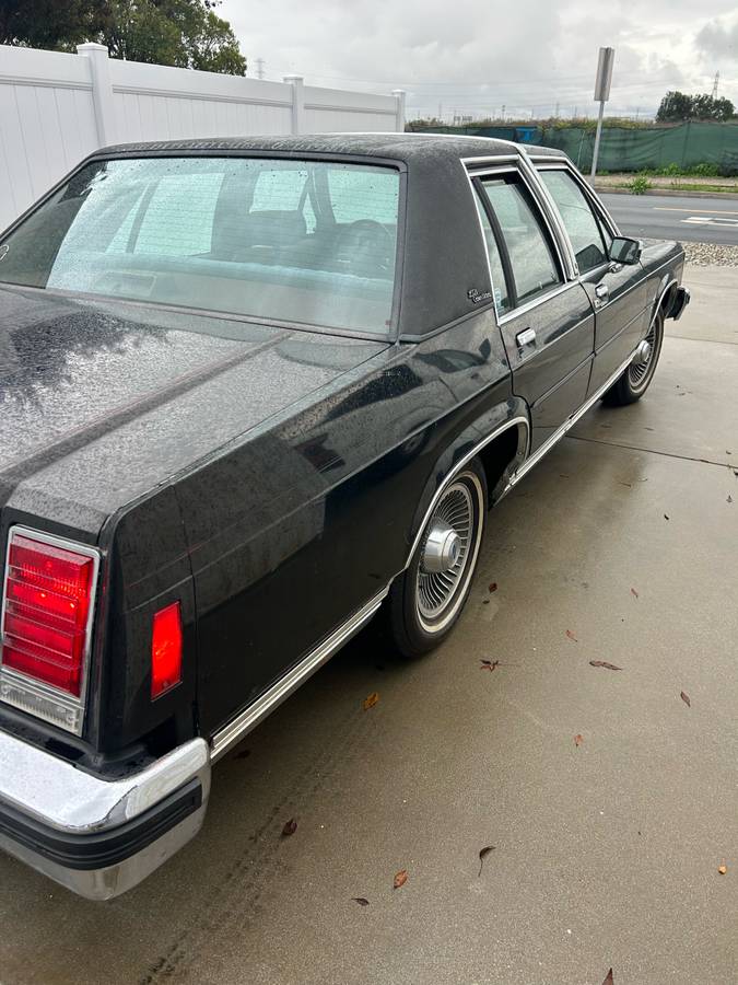 Ford-crown-victoria-1986-black-2