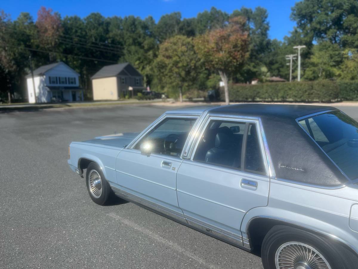Ford-crown-victoria-1989-blue-1