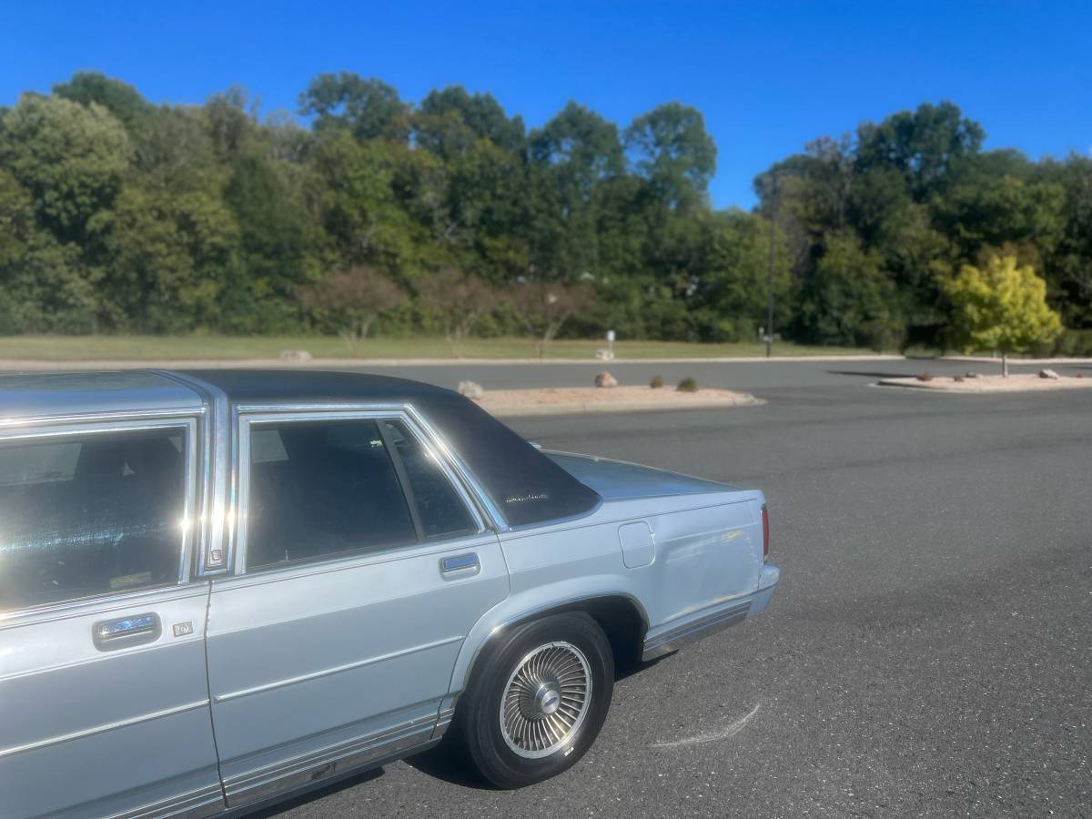 Ford-crown-victoria-1989-blue-2