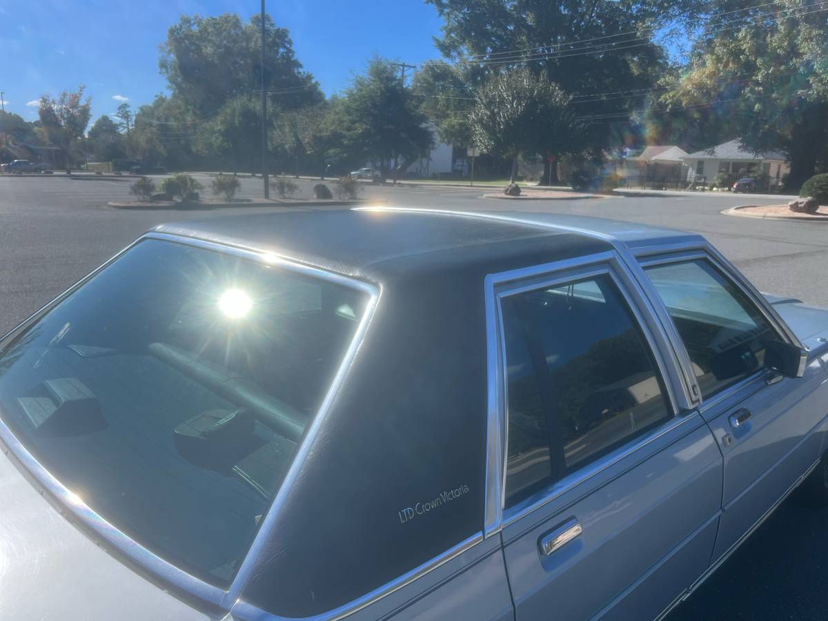 Ford-crown-victoria-1989-blue-3