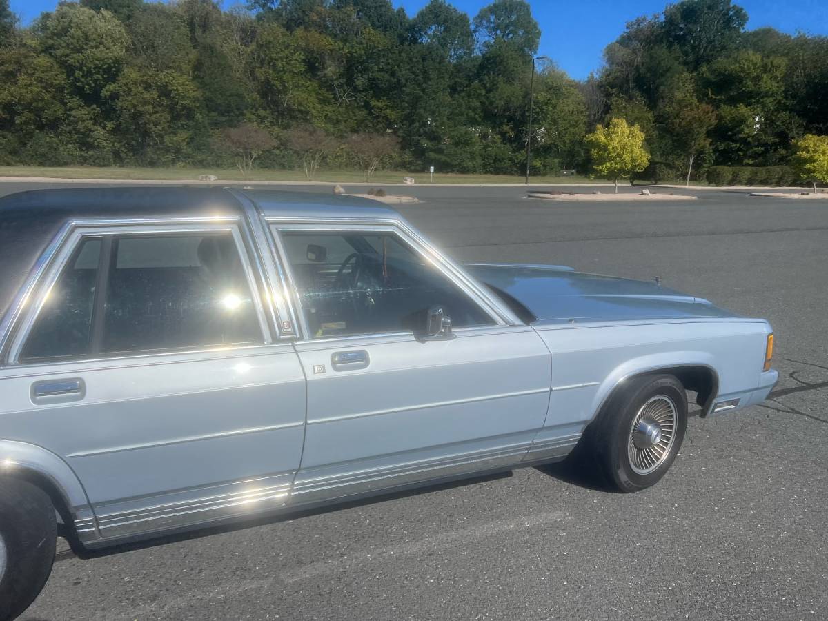 Ford-crown-victoria-1989-blue-9
