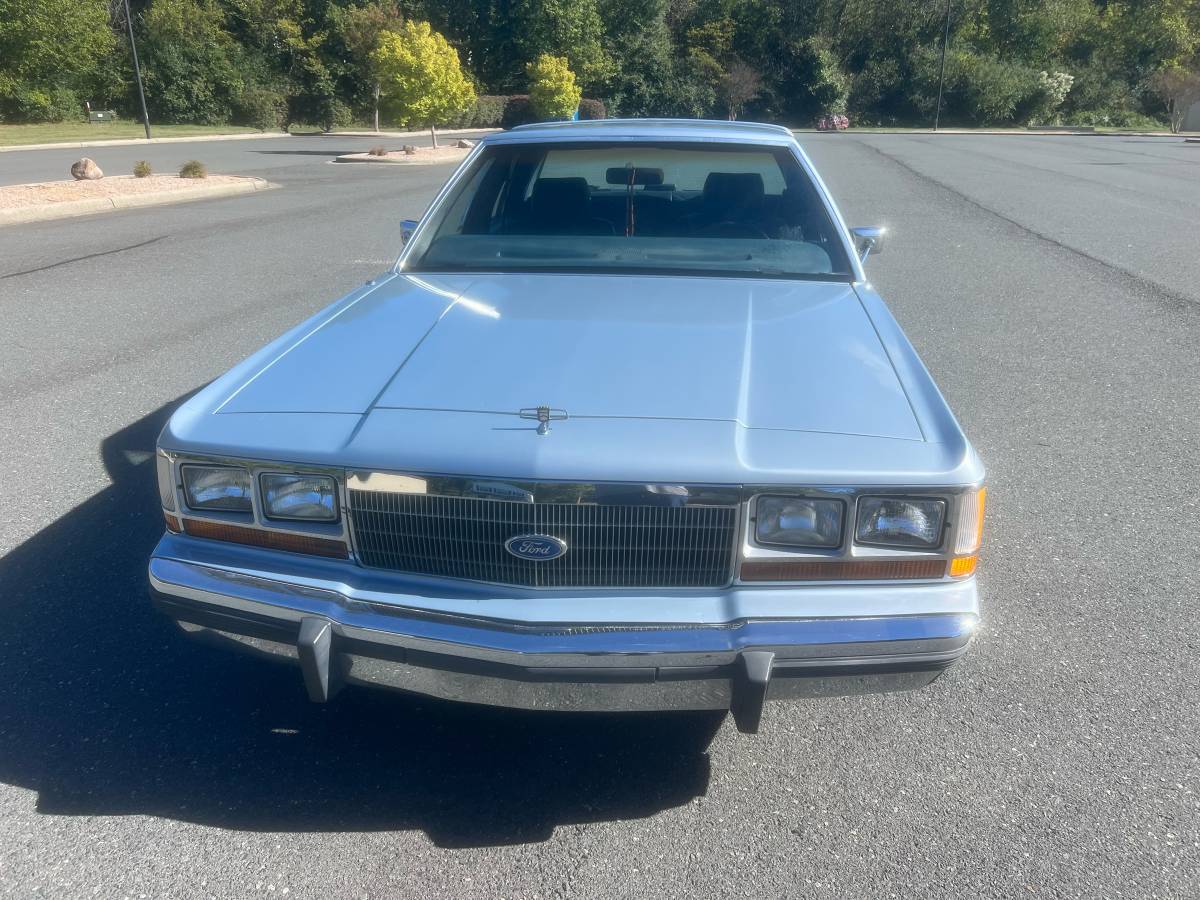 Ford-crown-victoria-1989-blue