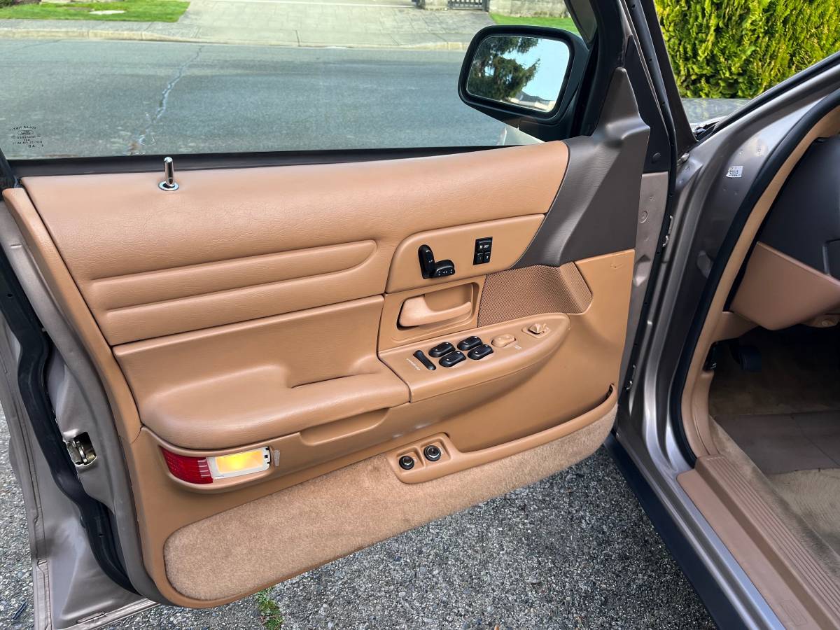 Ford-crown-victoria-1995-10