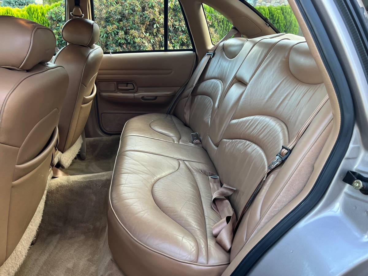 Ford-crown-victoria-1995-11