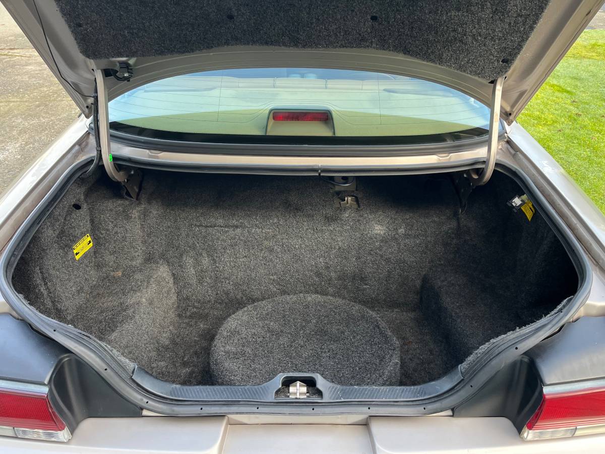 Ford-crown-victoria-1995-12