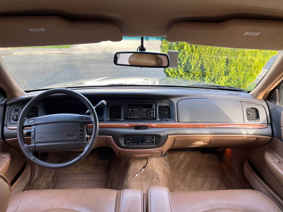 Ford-crown-victoria-1995-15