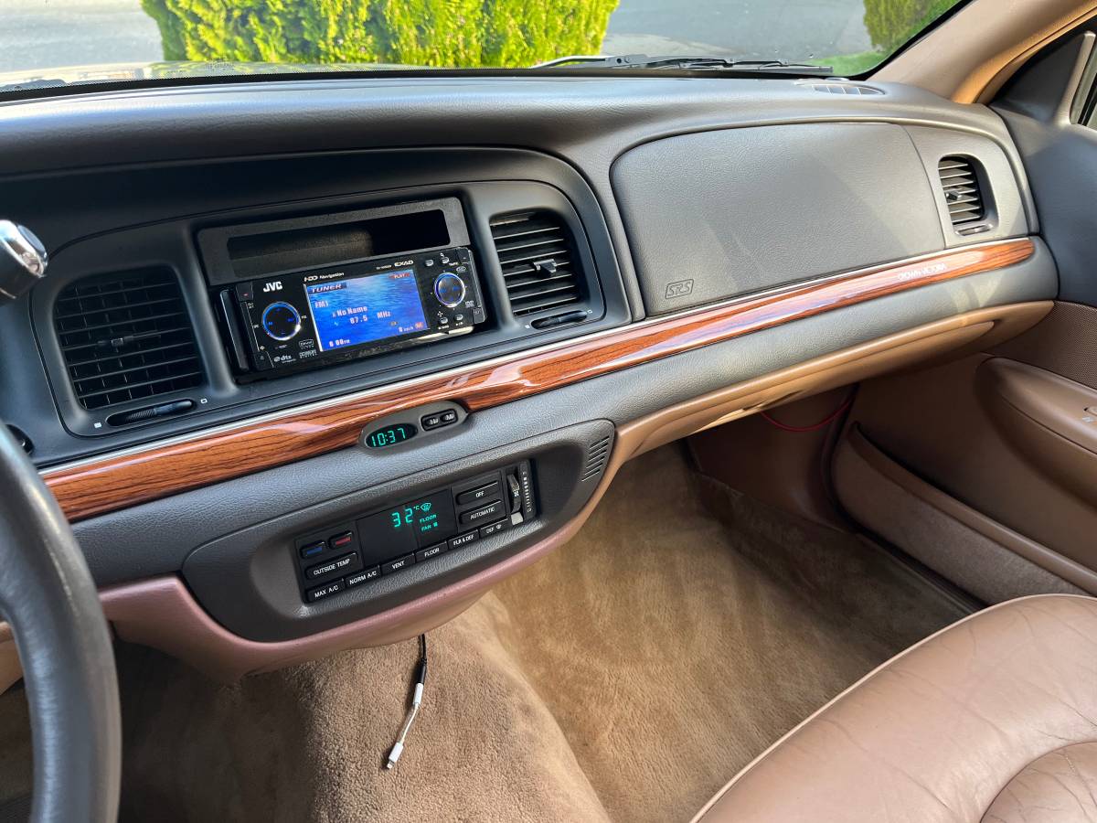 Ford-crown-victoria-1995-17