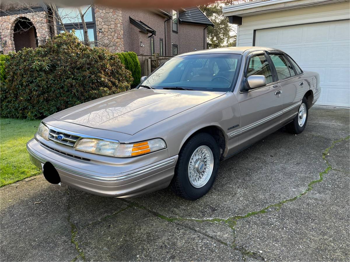 Ford-crown-victoria-1995