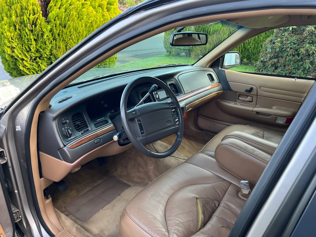 Ford-crown-victoria-1995-4