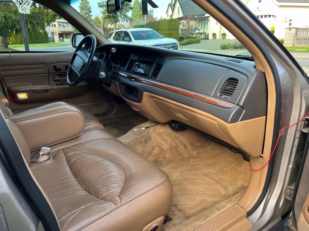 Ford-crown-victoria-1995-5
