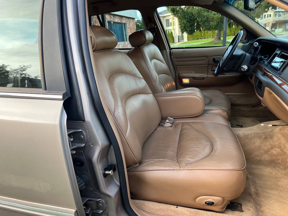 Ford-crown-victoria-1995-6