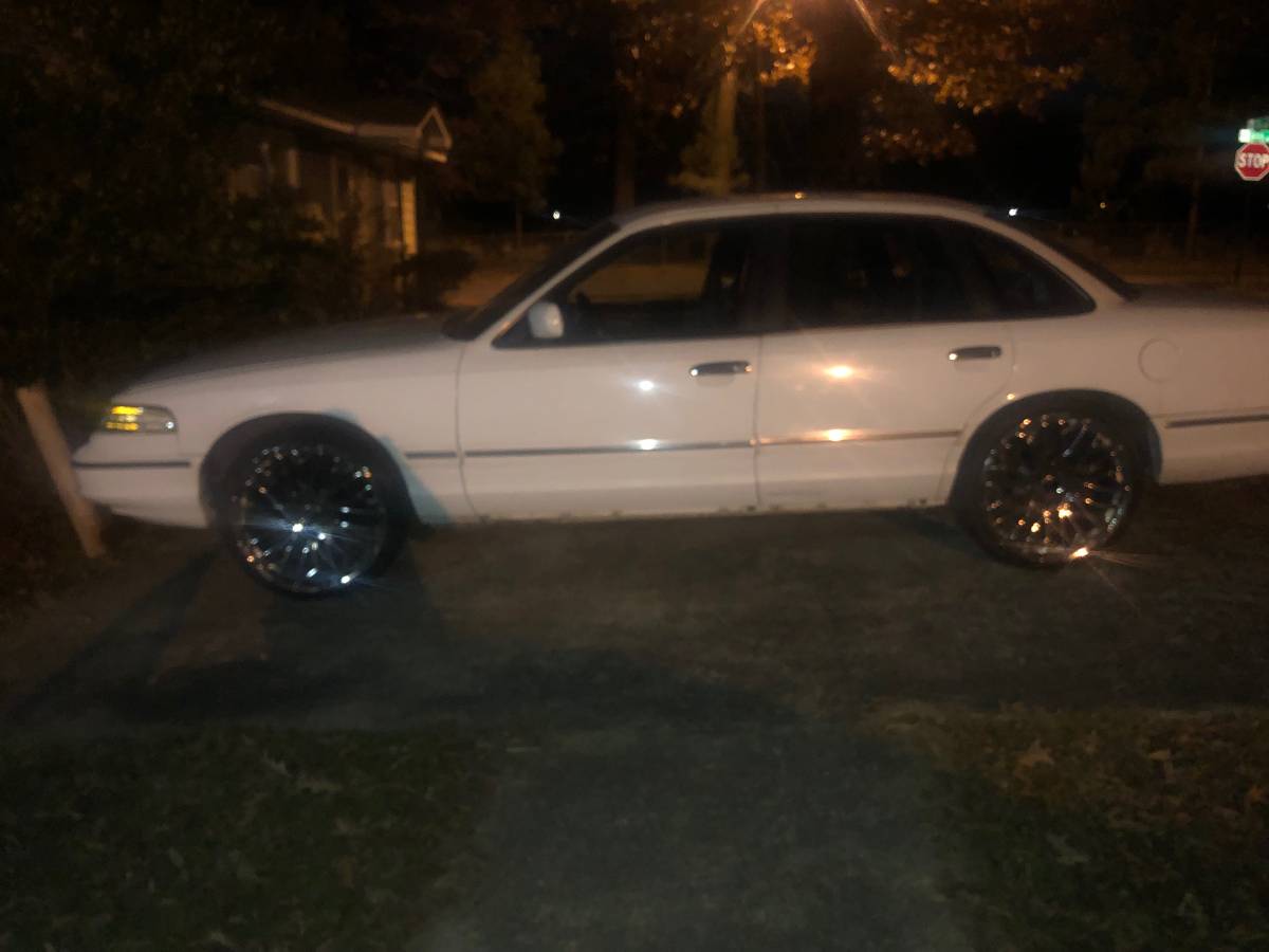 Ford-crown-victoria-1996-1