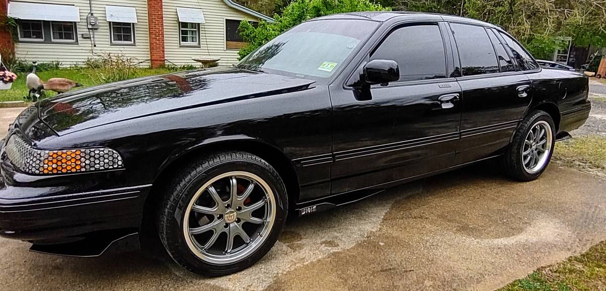 Ford-crown-victoria-1996-black-2