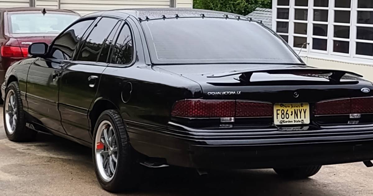 Ford-crown-victoria-1996-black-3