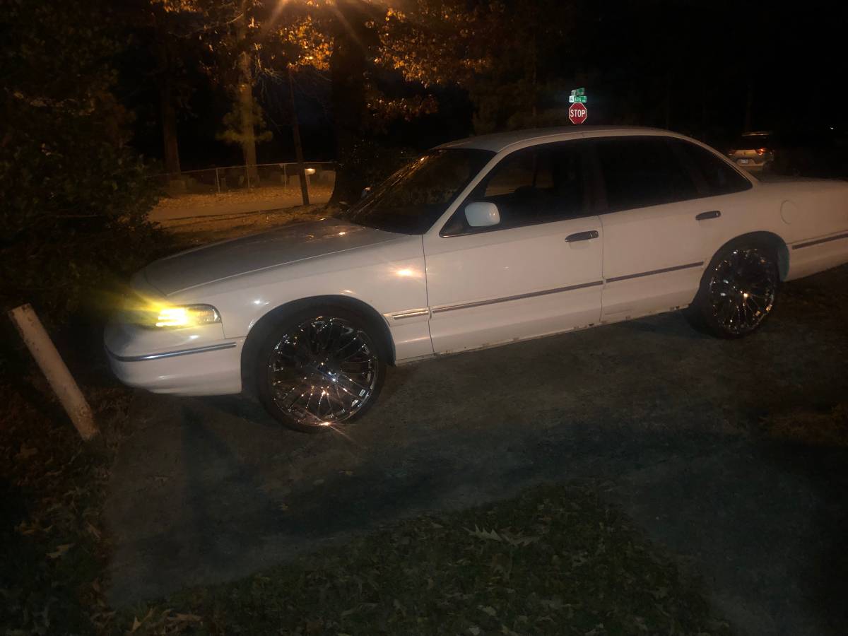 Ford-crown-victoria-1996