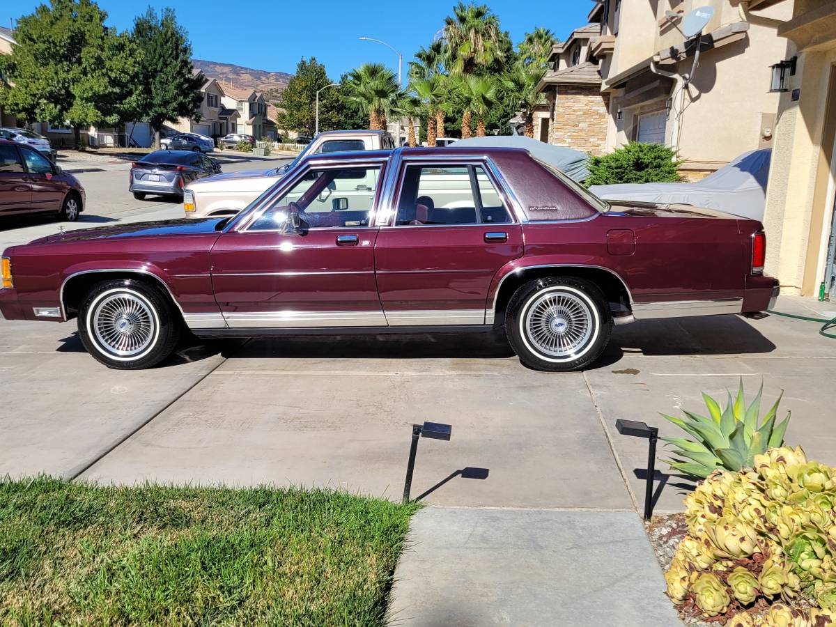 Ford-crown-victoria-lx-1990-1