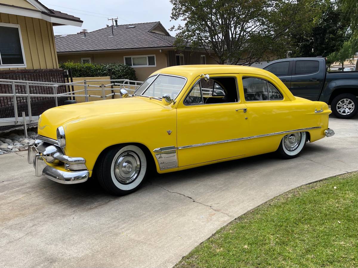 Ford-custom-deluxe-2dr-coupe-1951-yellow-3