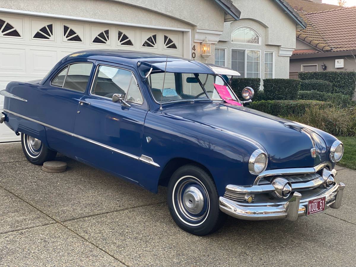 Ford-custom-v8-flathead-1951-blue-3