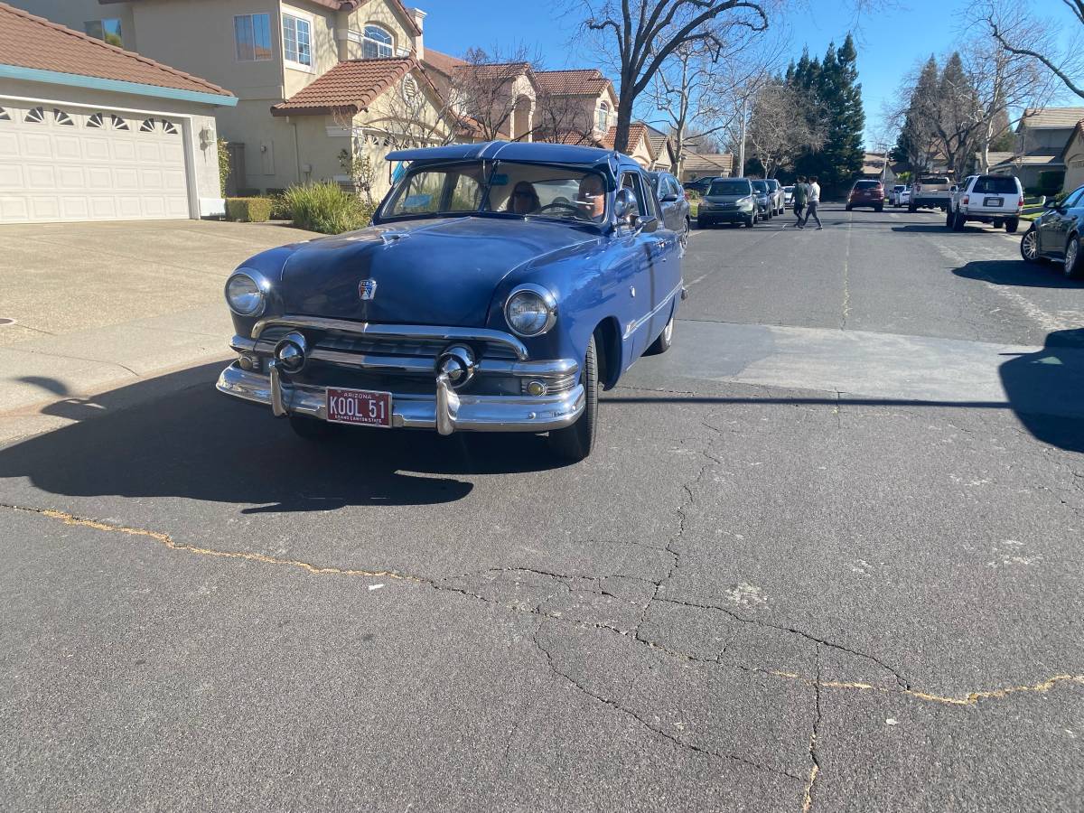 Ford-custom-v8-flathead-1951-blue