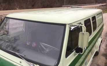 Ford-custom-van-1972-green-20