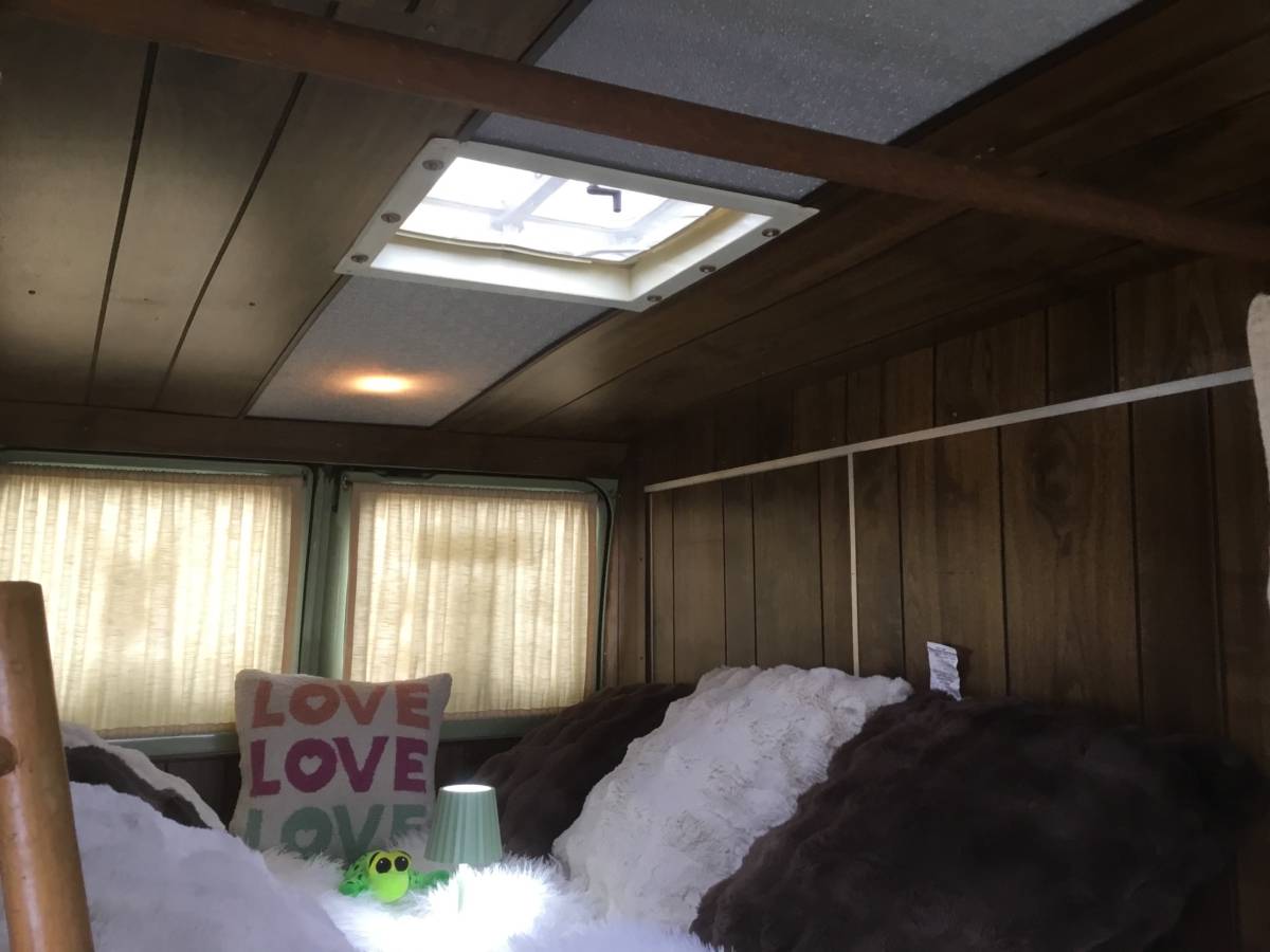 Ford-custom-van-1972-green-9