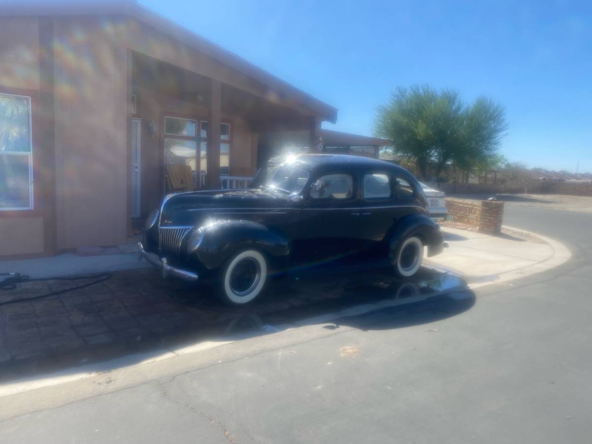 Ford-deluxe-sedan-1940-black-1