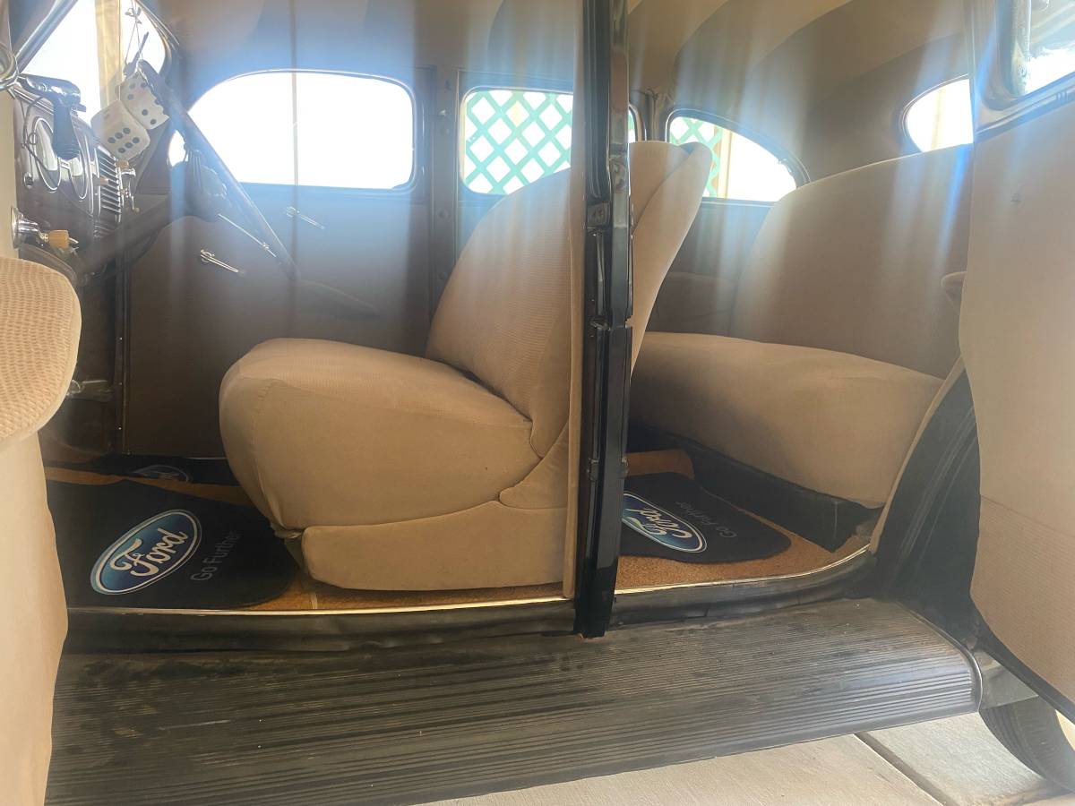 Ford-deluxe-sedan-1940-black-2