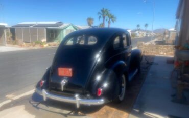 Ford-deluxe-sedan-1940-black