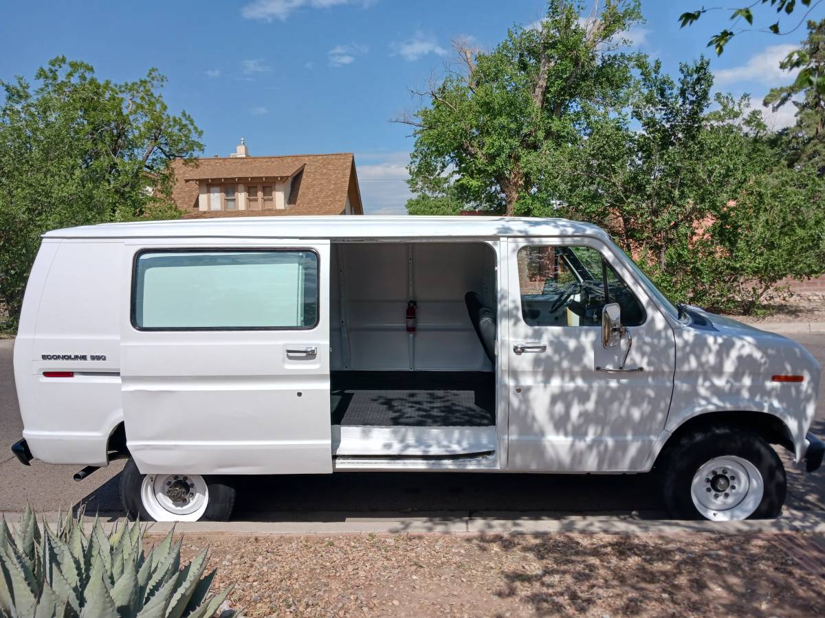 Ford-e-350-econoline-van-1976-white-1