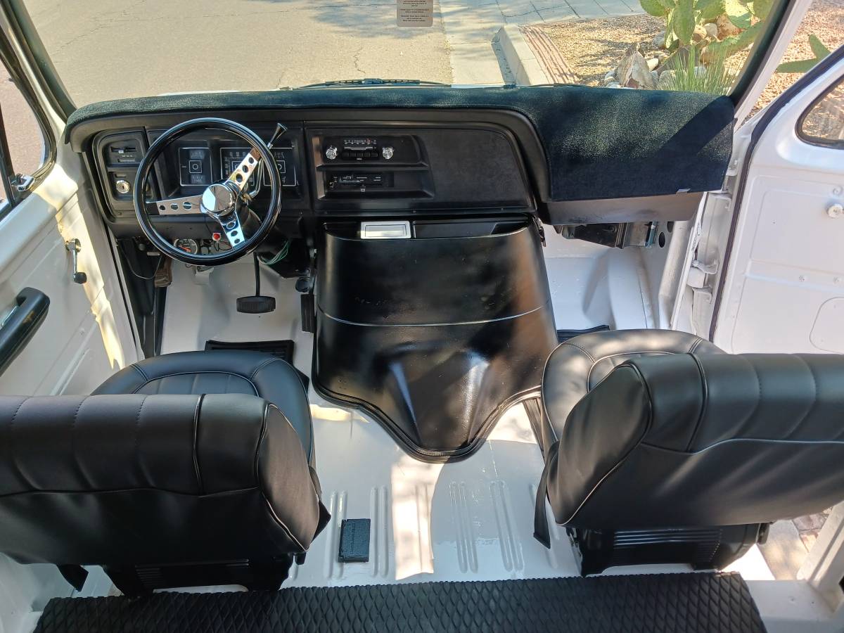 Ford-e-350-econoline-van-1976-white-10